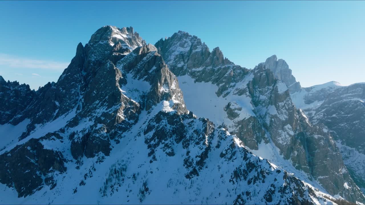 vista aérea de las hermosas montañas alpinas de italia.