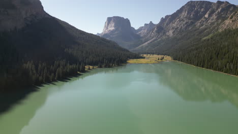 paisaje de lagos de río verde y montaña cuadrada en el extremo norte de la cordillera del río viento en wyoming, ee.uu.