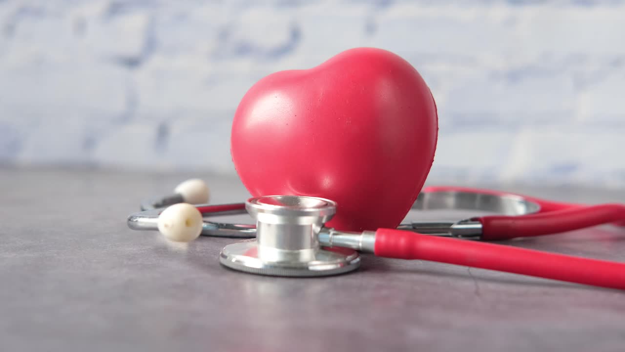 imagen médica del corazón y estetoscopio