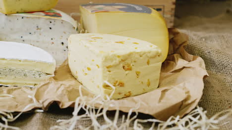 escaparate de la tienda de quesos apetitosos trozos de queso de diferentes variedades