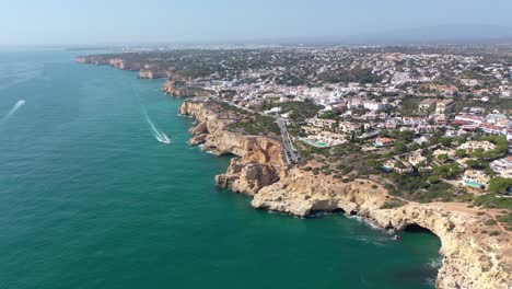 vista aérea de la ciudad de carvoeiro - región del algarve