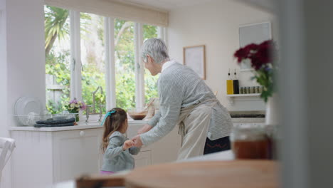 Glückliche-Großmutter-Tanzt-Mit-Kleinem-Mädchen-In-Der-Küche-Oma-Hat-Spaß-Beim-Tanzen-Mit-Enkelin-Und-Feiert-Das-Familienwochenende-Zu-Hause