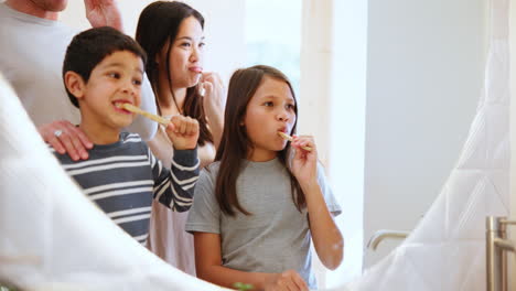 Familia-Feliz,-Cepillarse-Los-Dientes