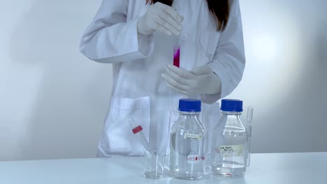 observación del cambio de color con las bases en un entorno de laboratorio