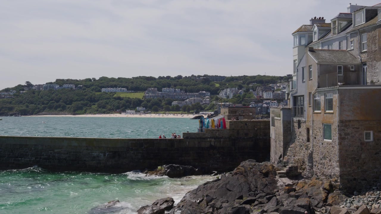 Bamaluz Beach zwischen dem Haupt-Hafen von St Ives und Porthgwidden Beach in Cornwall, England, UK. Freihandaufnahme