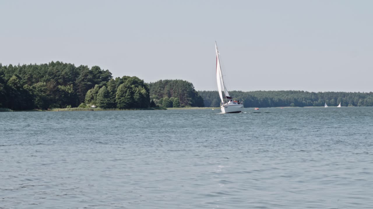 yate navegando en el lago wdzydze en polonia - ancho, estático