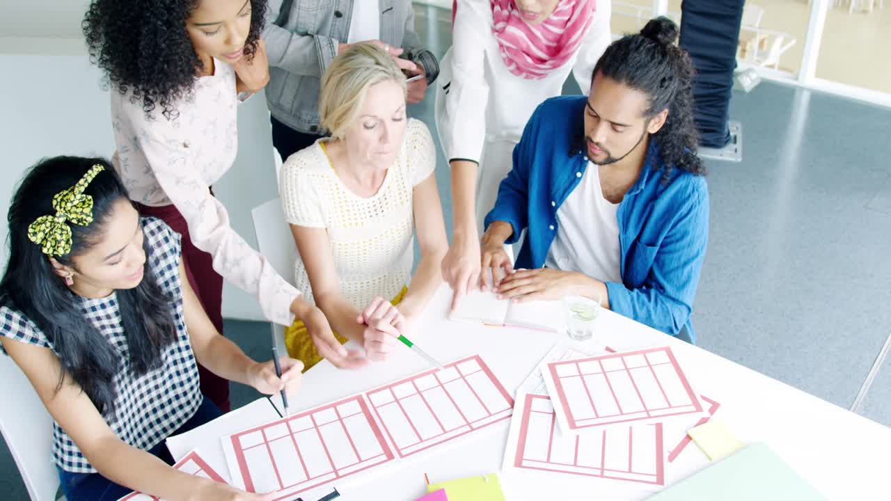 criativos a trabalhar num escritório moderno