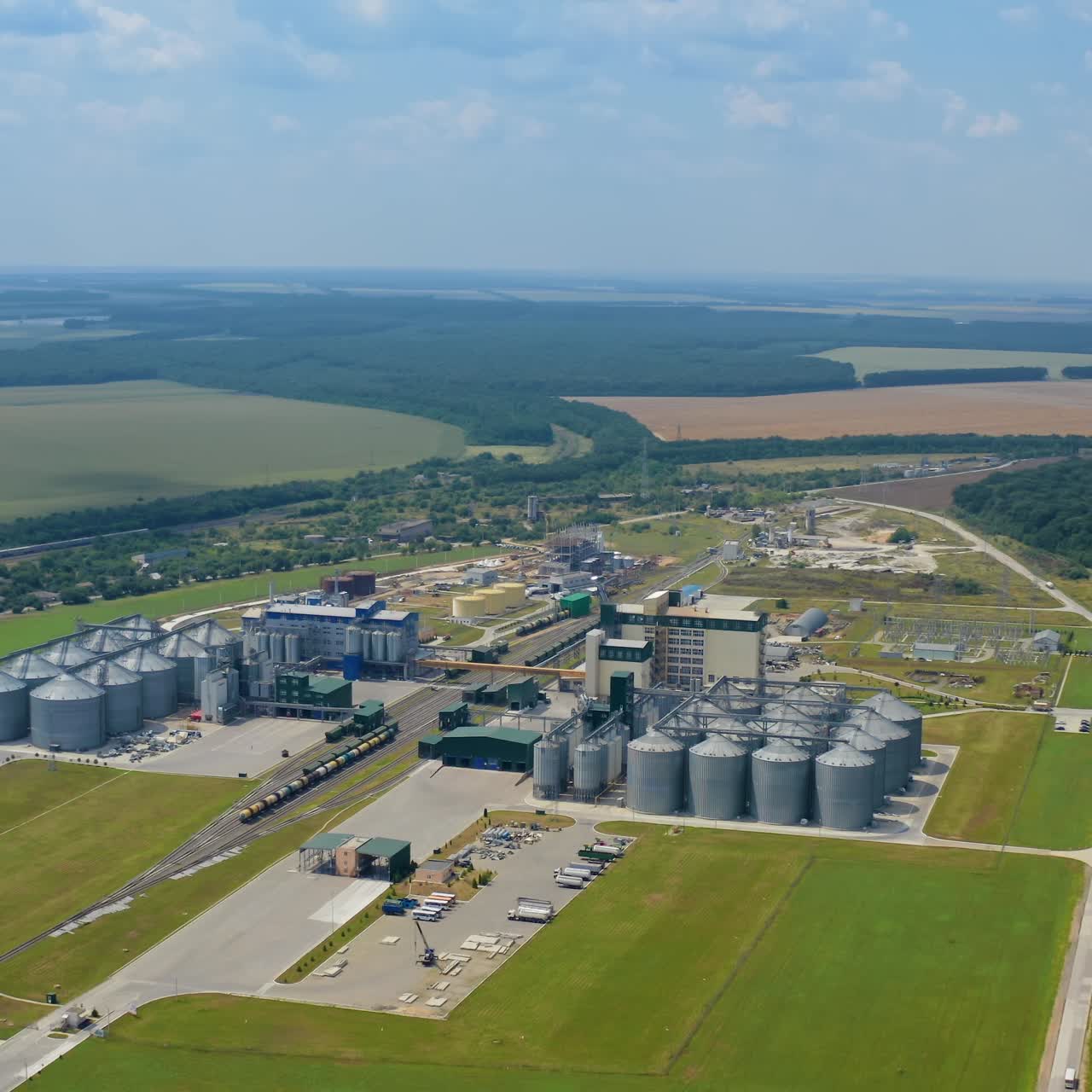 Stahlarchitektur-Gebäudeumgebung. Fabrikindustrielandschaften und Metalllagerkonstruktion