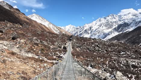 Vista-Sobre-El-Puente-Colgante-Que-Lleva-La-Mirada-Hacia-La-Cumbre-De-Gangechmpo-Y-Este-Fantástico-Panorama.