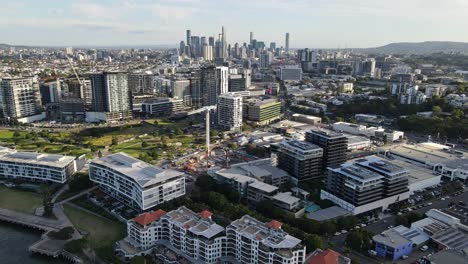 paisaje urbano del suburbio de albion en la costa del río brisbane
