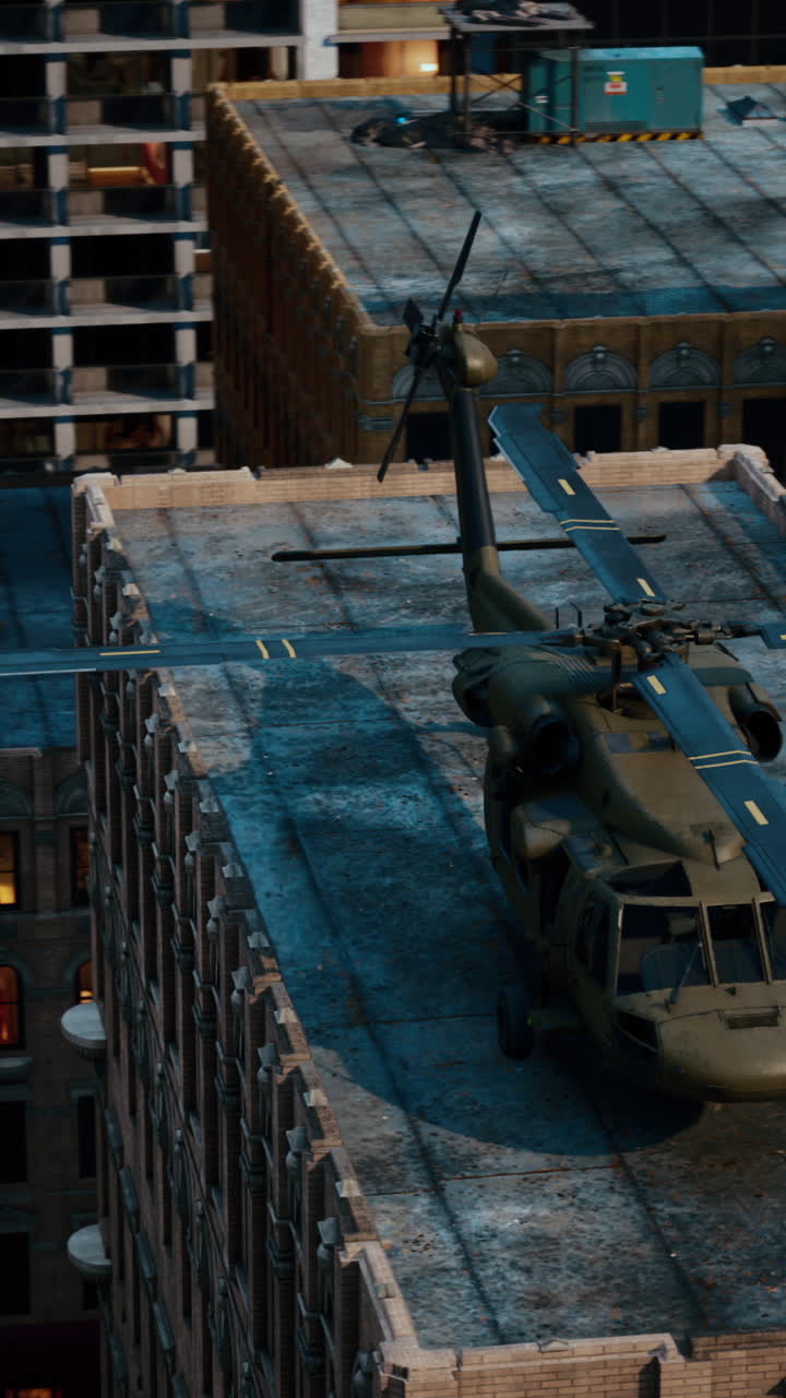 Un elicottero Black Hawk che atterra su un tetto in una città urbana