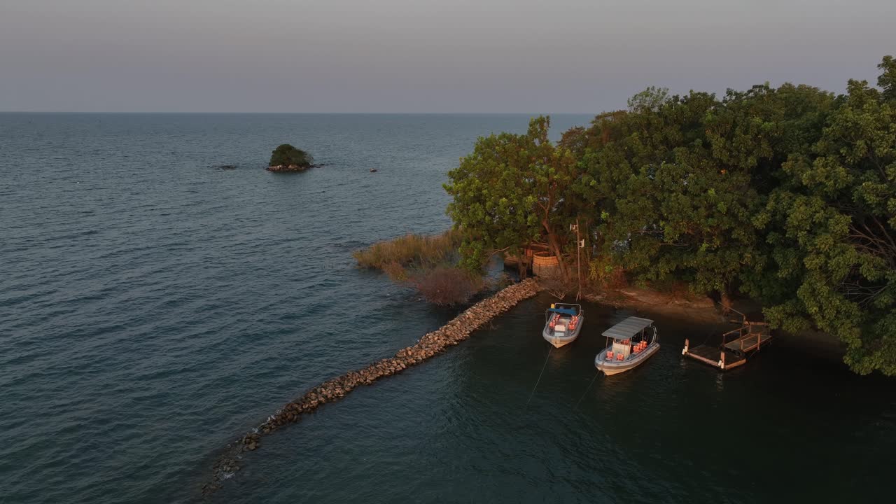 un muelle hecho de piedras en la isla de nankoma. lago malawi, malawi.