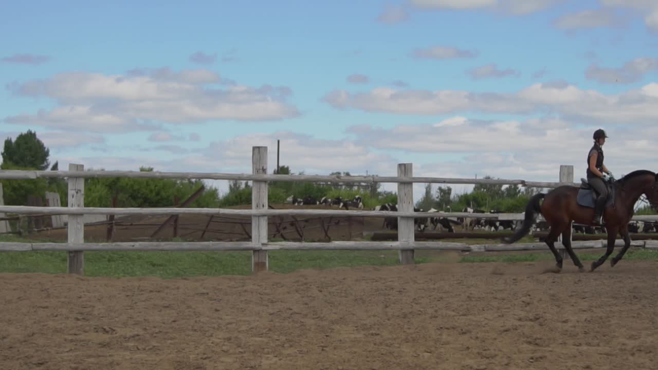 mujer montando a caballo en una granja