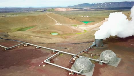 hermosa toma de drones del área geotérmica de krafla en islandia con tuberías humeantes y ovejas calentándose 2
