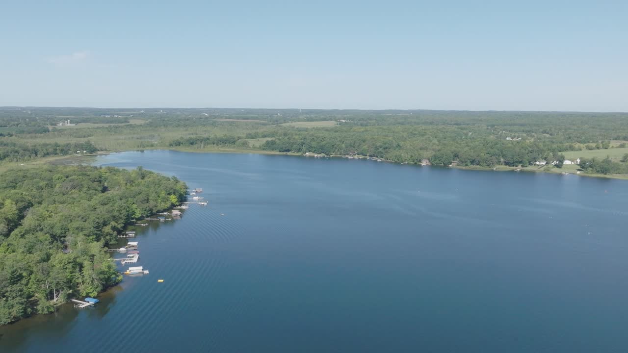 imágenes aéreas serenas del lago half moon, wisconsin, rodeado de exuberante vegetación.
