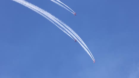 aviones acrobáticos realizan maniobras sincronizadas en el cielo