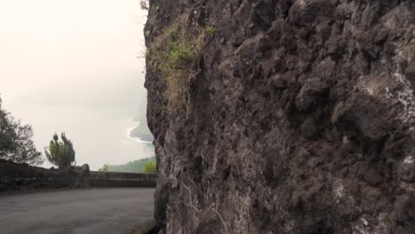 Toma-Cinematográfica-De-Una-Carretera-Cerca-De-La-Costa-De-La-Isla-De-Madeira,-Portugal