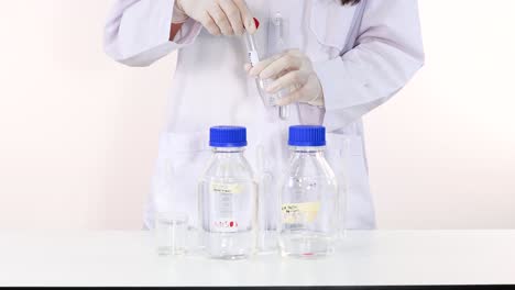 observar el cambio de color en una reacción química