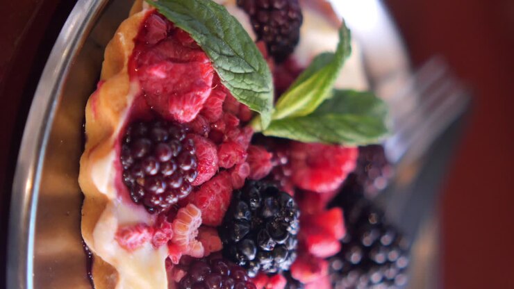 Crostata ai frutti di bosco con menta