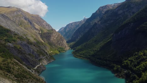 Luftaufnahme-Des-Natürlichen-Unverschmutzten-Seetals-Zwischen-Hohen-Berggipfeln-Sommersaison-Meditative-Ruhe-Entspannungsstimmung