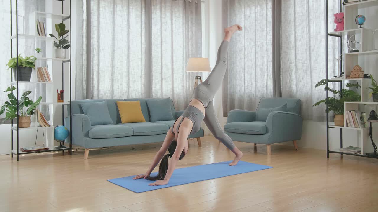 家でヨガをしている女性