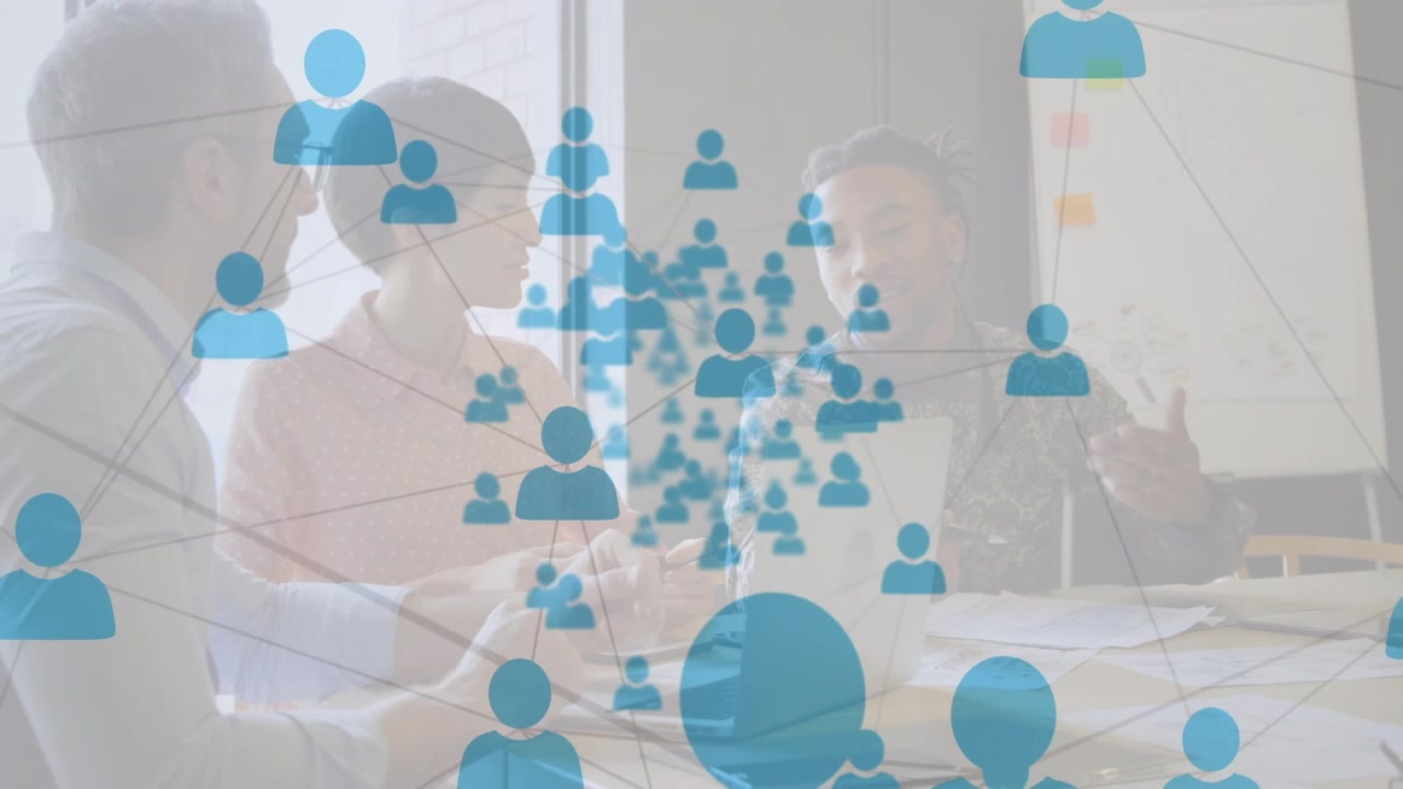 Team aziendale eterogeneo che collabora in un ufficio moderno con sovrapposizione di rete digitale