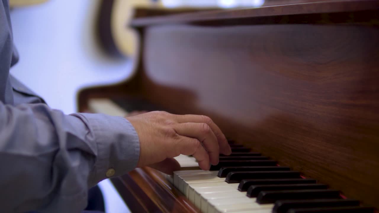 el artista músico de piano está interpretando su nueva canción en un piano que descansa al principio cuando comienza a subir la cámara para obtener imágenes cinematográficas épicas de movimiento creativo.