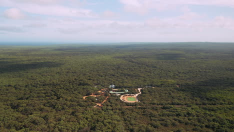 Aerial-view-of-resort-in-middle-of-forest-and-wilderness-of-the-Kangaroo-Island,-in-South-Australia---approaching,-drone-shot