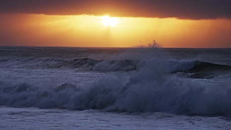 Hermosas-Olas-Del-Océano-En-Cámara-Lenta-Chocando-Y-Rompiendo-En-La-Orilla-Del-Mar-En-Hawaii