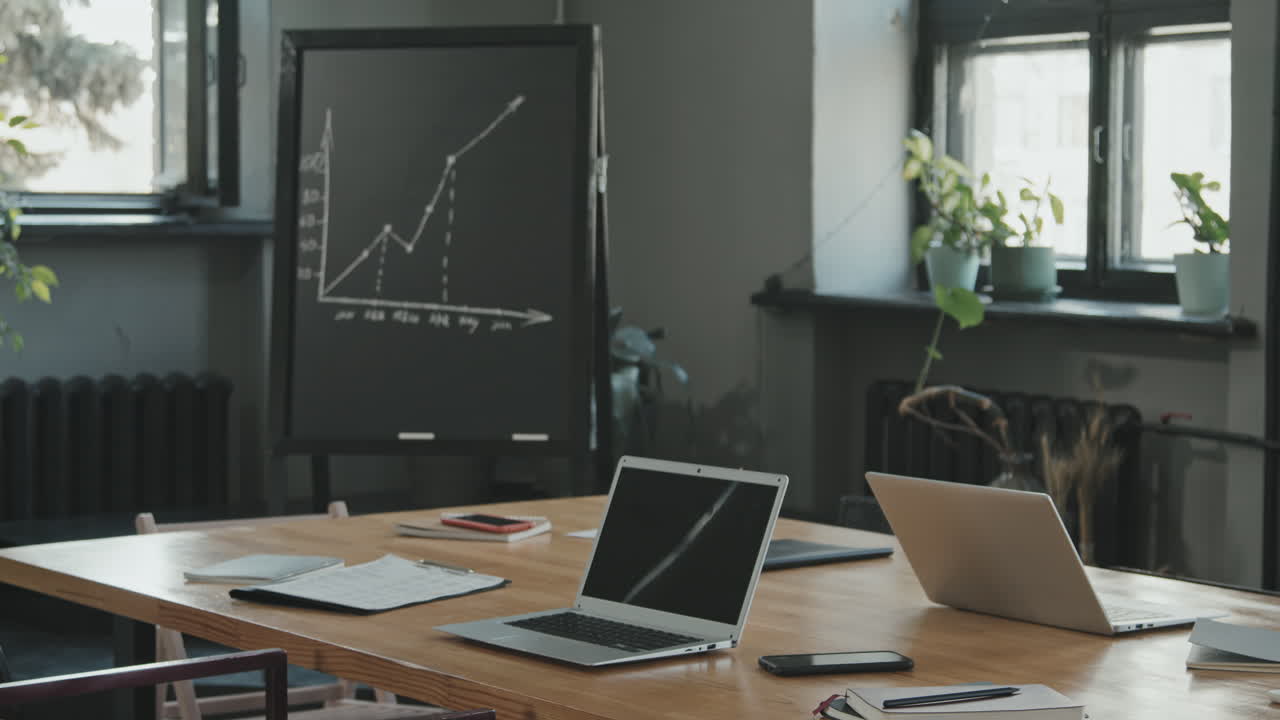 Grafico aziendale disegnato su lavagna in sala coworking
