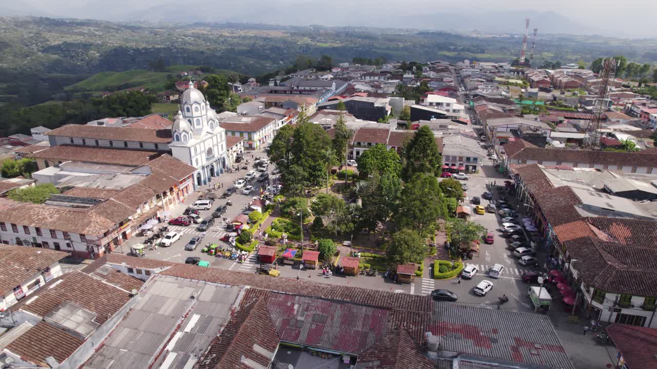 hora pico alrededor del parque en el remoto pueblo de filandia en colombia, órbita aérea