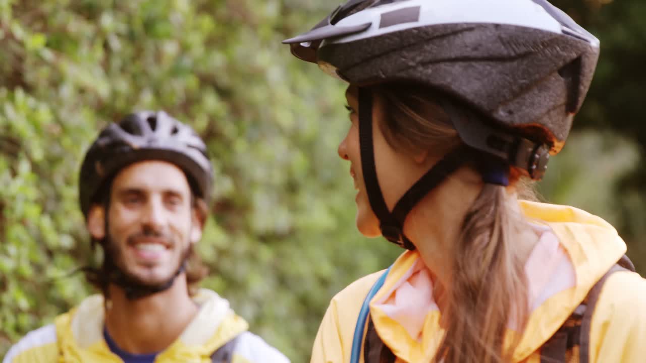 retrato de una pareja de ciclistas de montaña