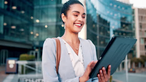mujer de negocios usando tableta en la ciudad