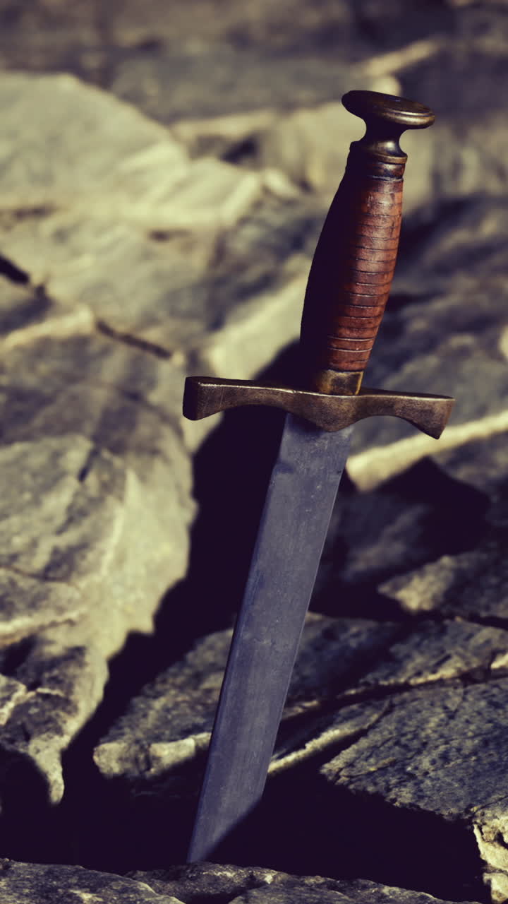 Mystisk kniv indlejret i en klippeoverflade under blød belysning i naturen