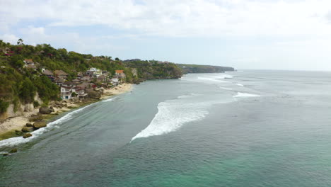 Bingin-Playa-Vista-Superior-Drone-Cámara-Curva-Imágenes-Cinematográficas