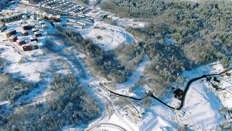 vista aérea de un paisaje suburbano nevado