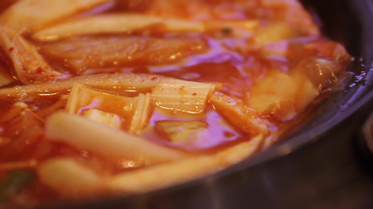 Kimchi Mendidih dan Menggelembung di Panci di Seoul, Korea Selatan.