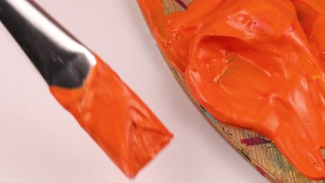 Pintar-El-Color-Naranja-Con-Un-Pincel-En-Un-Trozo-De-Papel