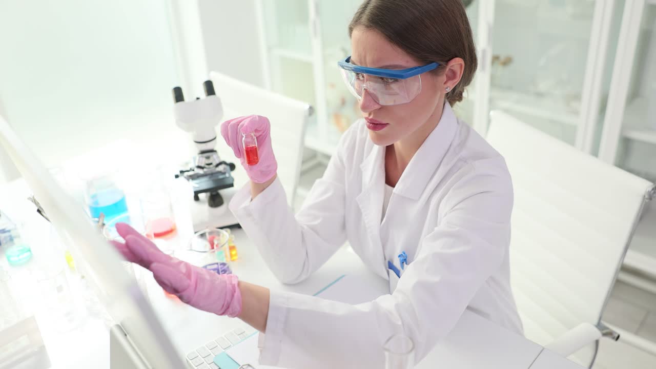 Scienziato in laboratorio che conduce una ricerca