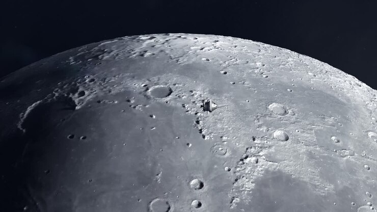 Cápsula Orion Orbitando a Lua em Plano Geral