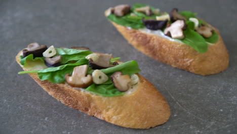 pan con rúcula y setas shiitake