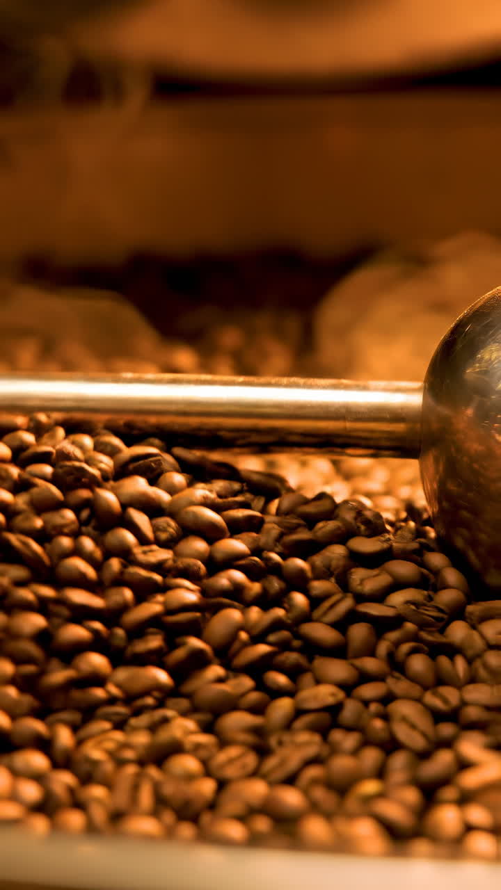 Primo piano di chicchi di caffè che vengono tostati e mescolati in una macchina
