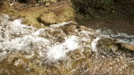 Cascada-En-La-Naturaleza-De-La-Montaña-A-Cámara-Lenta-Con-Arroyo-Y-Fresco-En-Tailandia