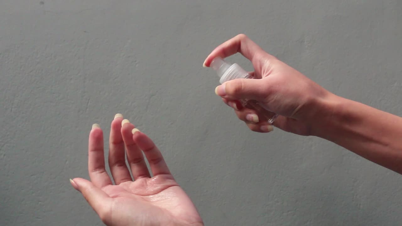 여성의 젊은 손에 알코올을 분사