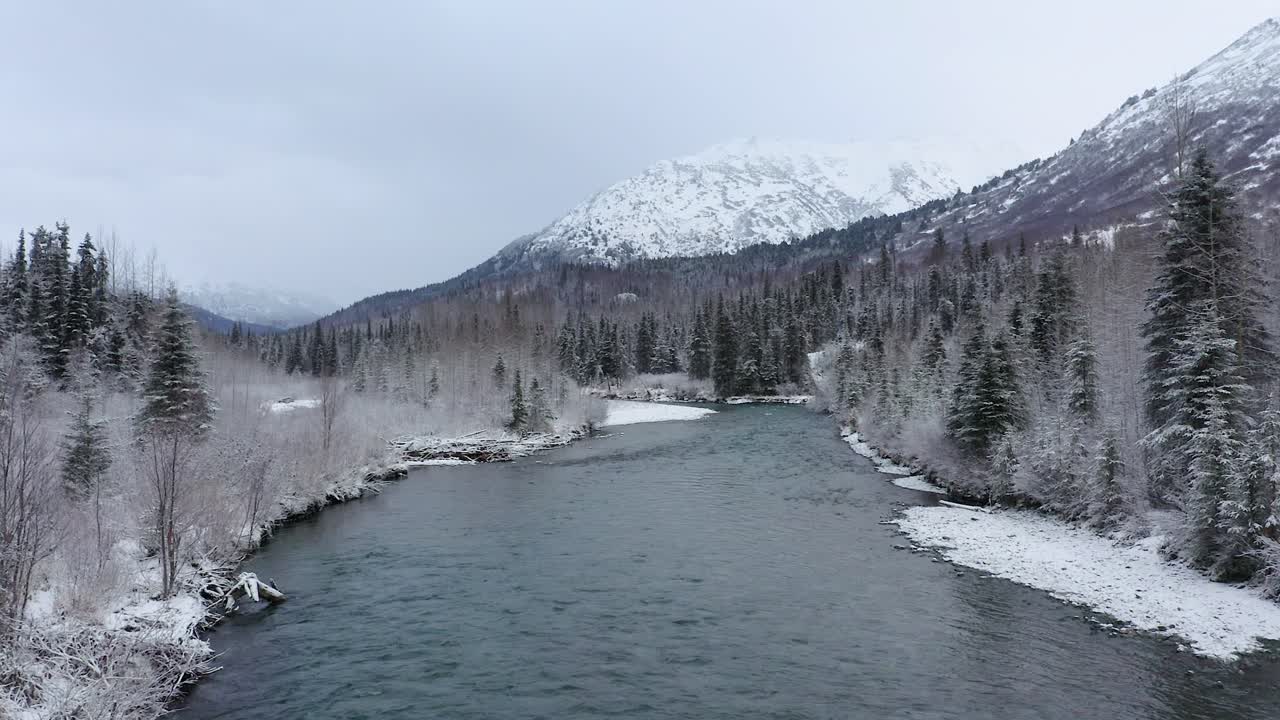 drone vuela bajo sobre el río alaska
