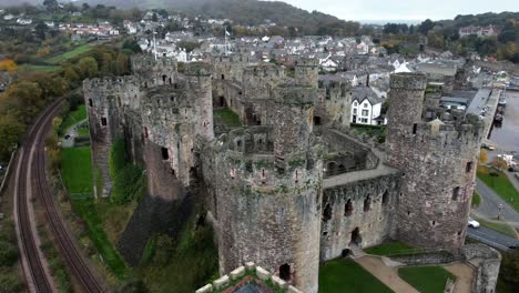 El-Histórico-Castillo-De-Conwy-Vista-Aérea-De-La-Histórica-Ruina-De-La-Ciudad-Muro-De-Piedra-Almenas-Atracción-Turística-Empujar-En-Descenso-A-La-Izquierda