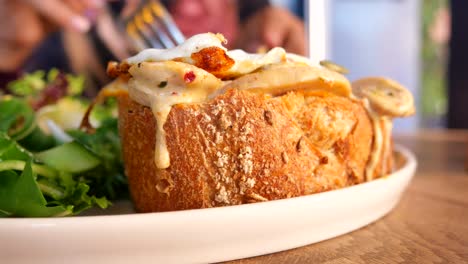 un delicioso sándwich de pollo con ensalada