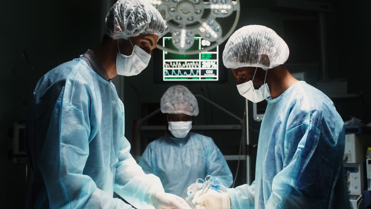 cirujanos en funcionamiento