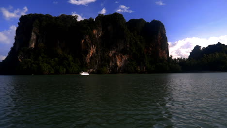 mirando la isla en el barco en krabi