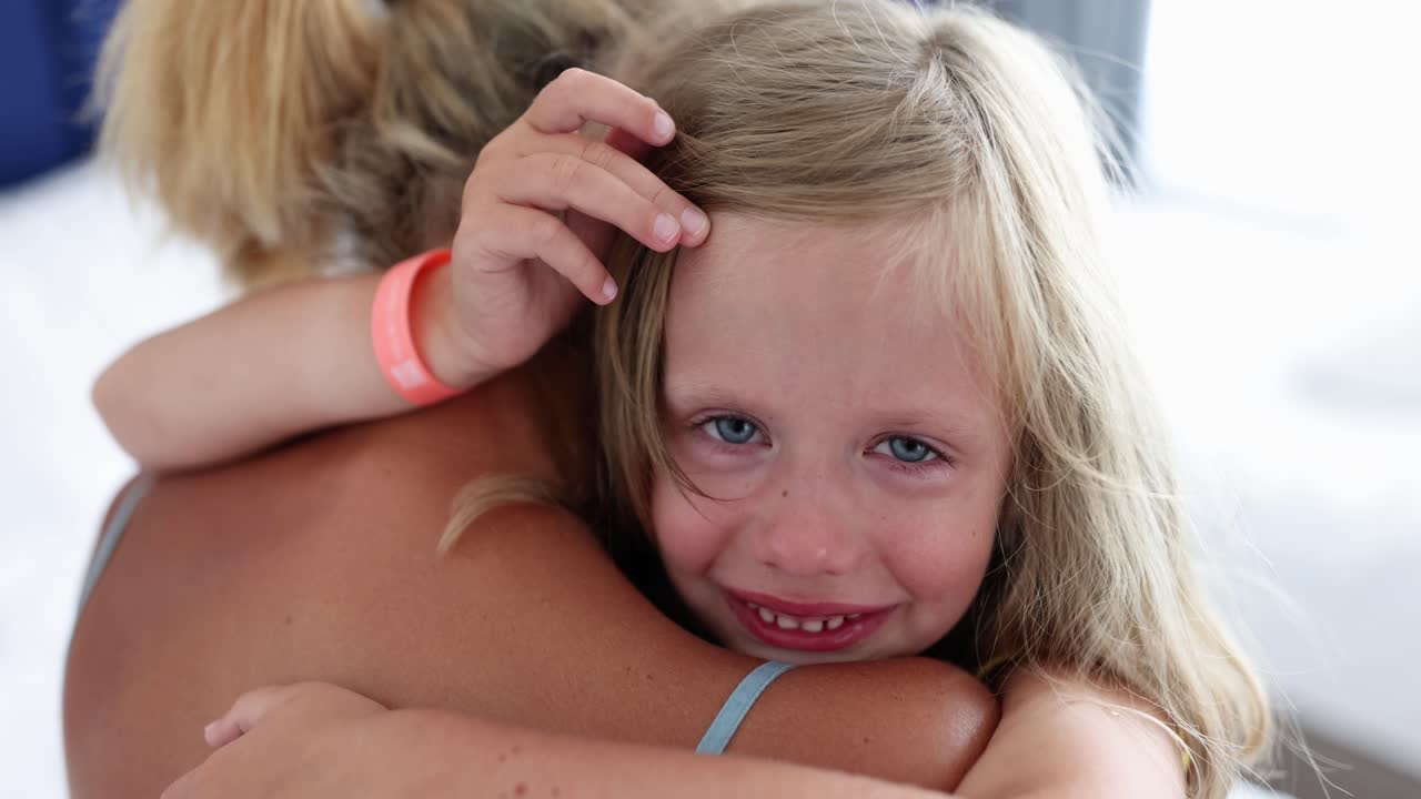Mamma abbraccia la bambina che piange - video 4K.